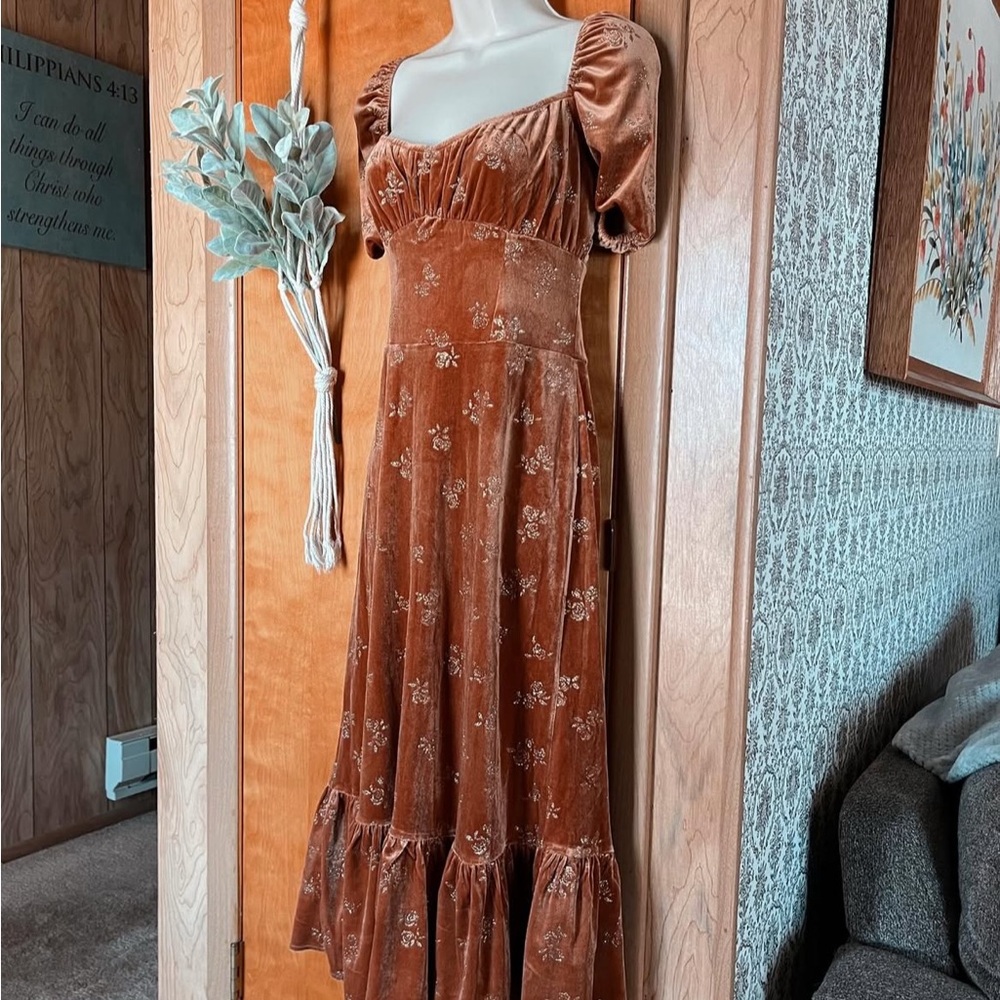 Chic Long Sleeve Floral Dress in Brown Velvet